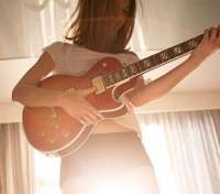 Les Paul guitar Girl - thumbnail